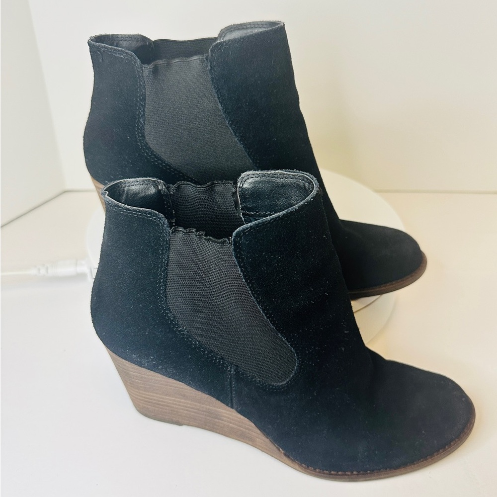 LUCKY BRAND Yamka Black Suede Wedge Chelsea Stacked Heel Bootie Shoes Size 10